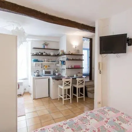 Apartment Romantisches Studio Im Lebhaftesten Viertel Roms *